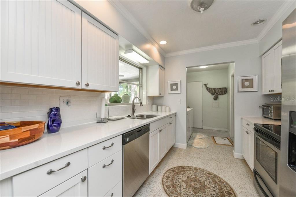 6620 Peacock Road Sarasota, FL 34242 - Photo 5 of 25 Gallery Image 5
