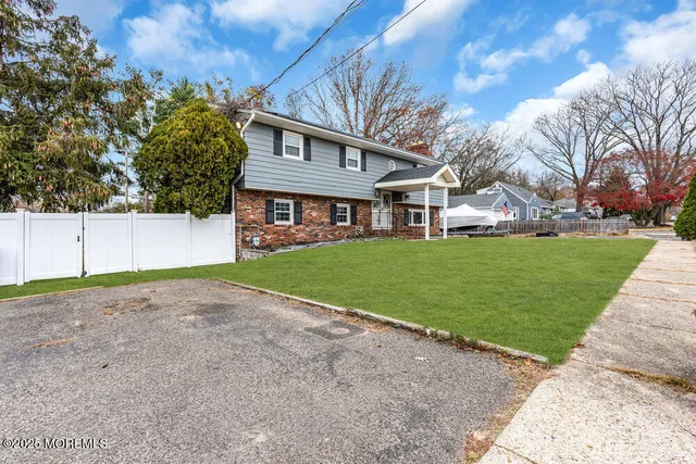 a view of a yard with a house
