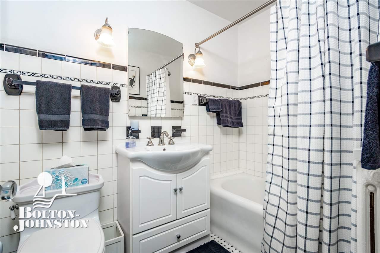 652 Lincoln Road Grosse Pointe, MI 48230 - Photo 28 of 43 Upstairs Bath