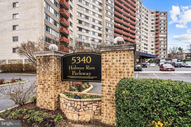 $220,000 | 5340 Holmes Run Parkway, Unit 1215, Alexandria, VA 22304