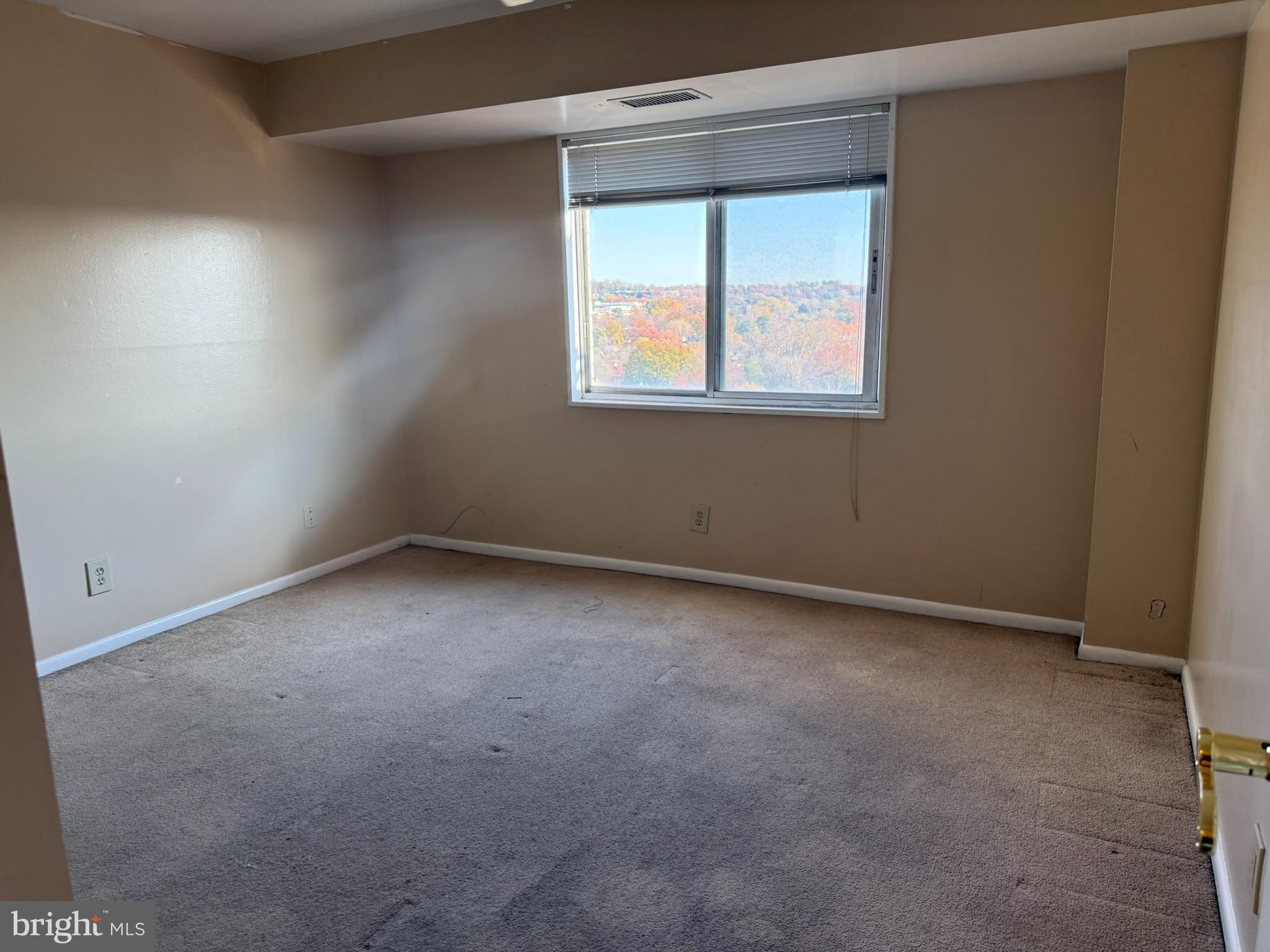 5340 Holmes Run Parkway, Unit 1215 Alexandria, VA 22304 - Photo 12 of 14 an empty room with a window