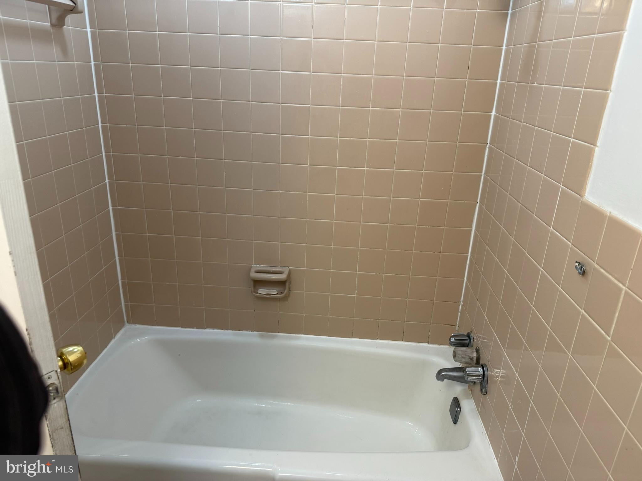 5340 Holmes Run Parkway, Unit 1215 Alexandria, VA 22304 - Photo 13 of 14 a bathroom with a bathtub