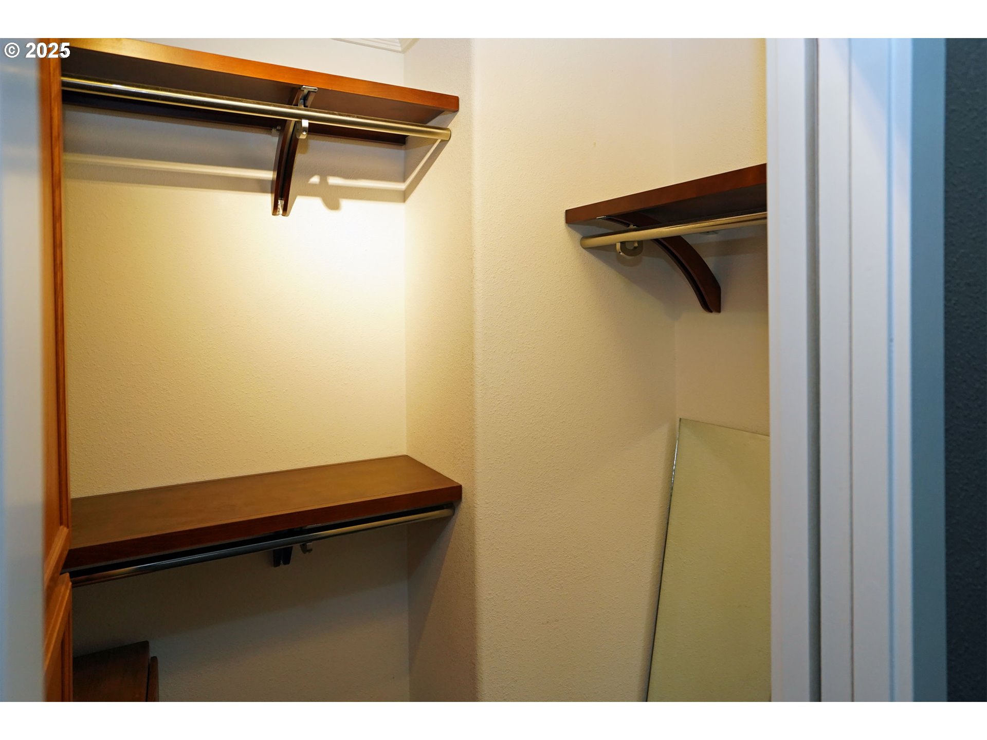 15411 Southeast Mill Plain Boulevard, Unit D3 Vancouver, WA 98684 - Photo 17 of 23 a close up of a mirror