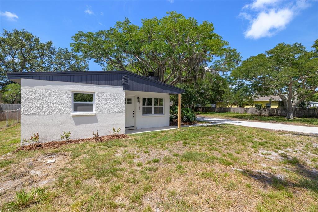 a view of a house with a yard