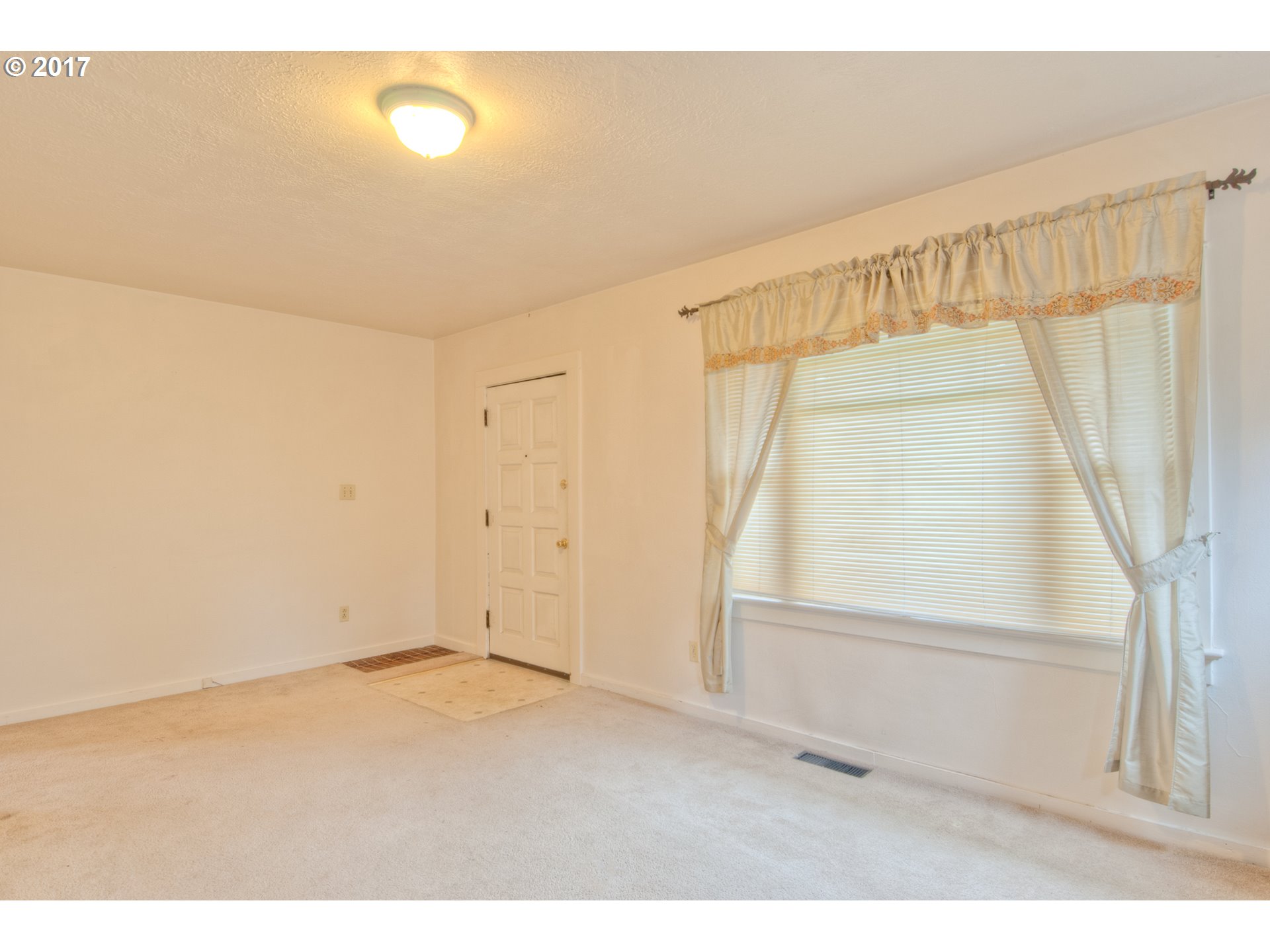 13463 Southeast Foster Road Portland, OR 97236 - Photo 4 of 18 Gallery Image 4