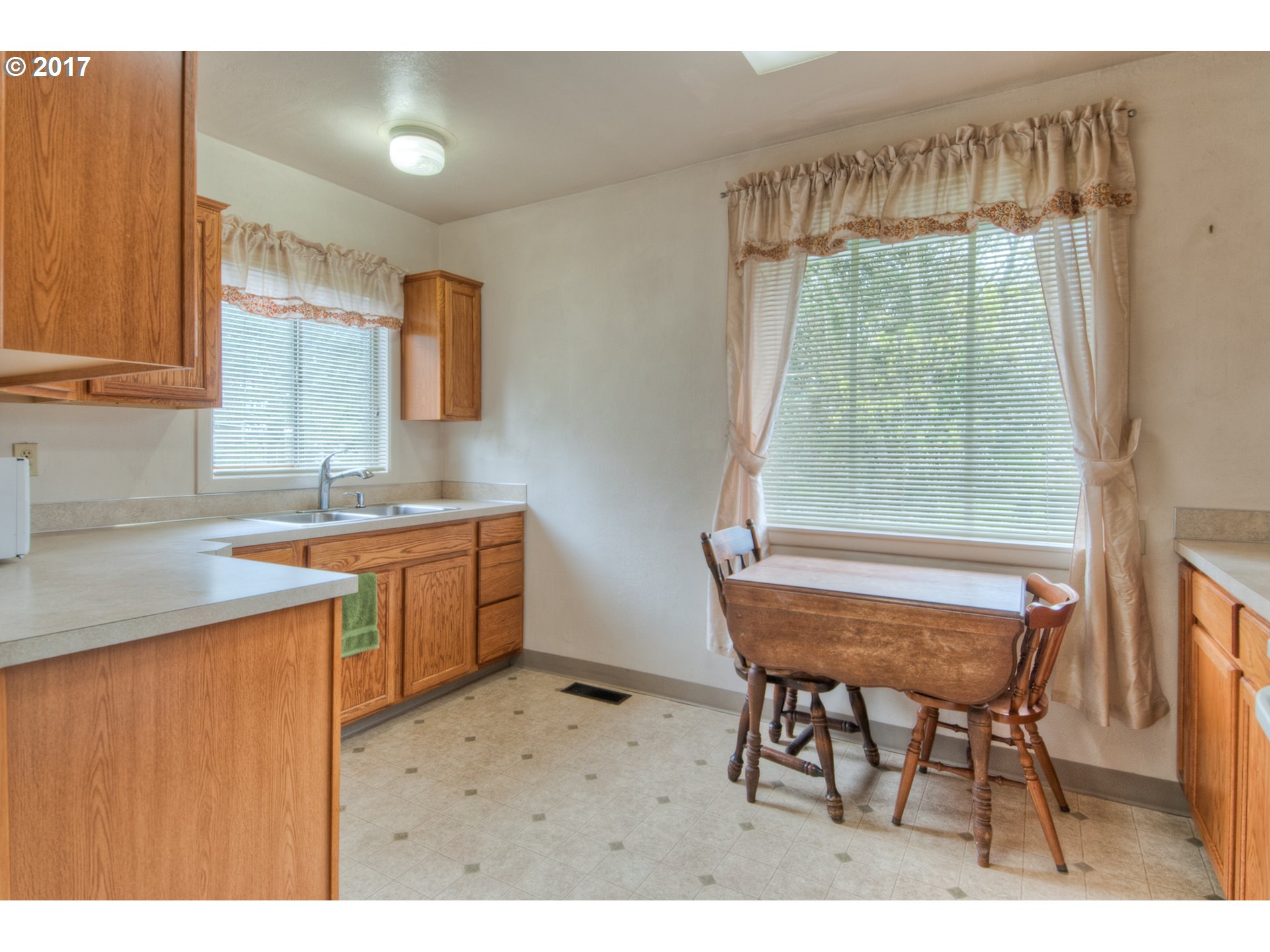 13463 Southeast Foster Road Portland, OR 97236 - Photo 6 of 18 Gallery Image 6