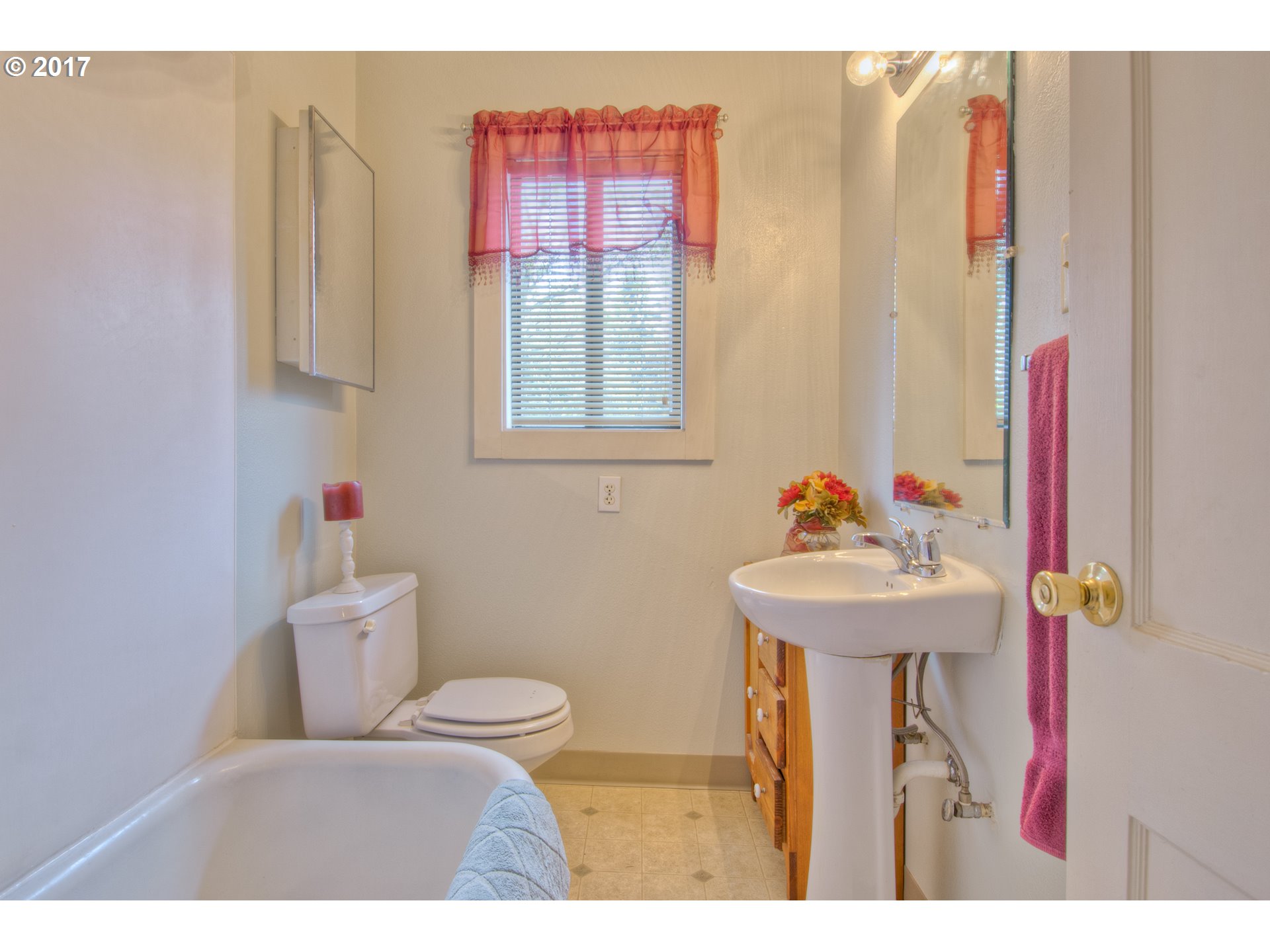 13463 Southeast Foster Road Portland, OR 97236 - Photo 7 of 18 Gallery Image 7
