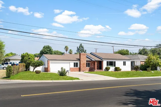a view of front of house with a yard