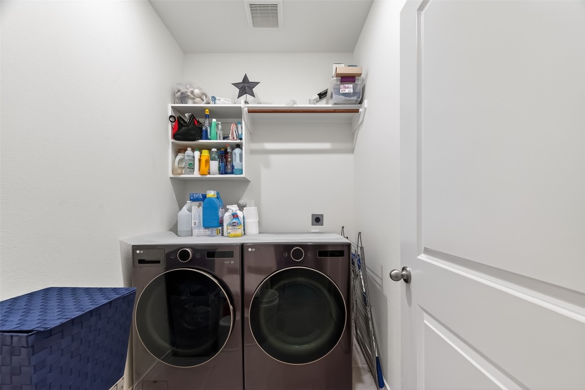 2739 Meadow View Lane Conroe, TX 77385 - Photo 15 of 50 a utility room with dryer and washer