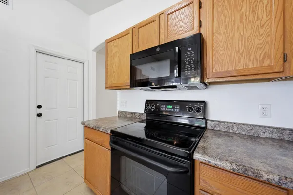 $2,395 | 18837 North 43rd Place, Phoenix, AZ 85050