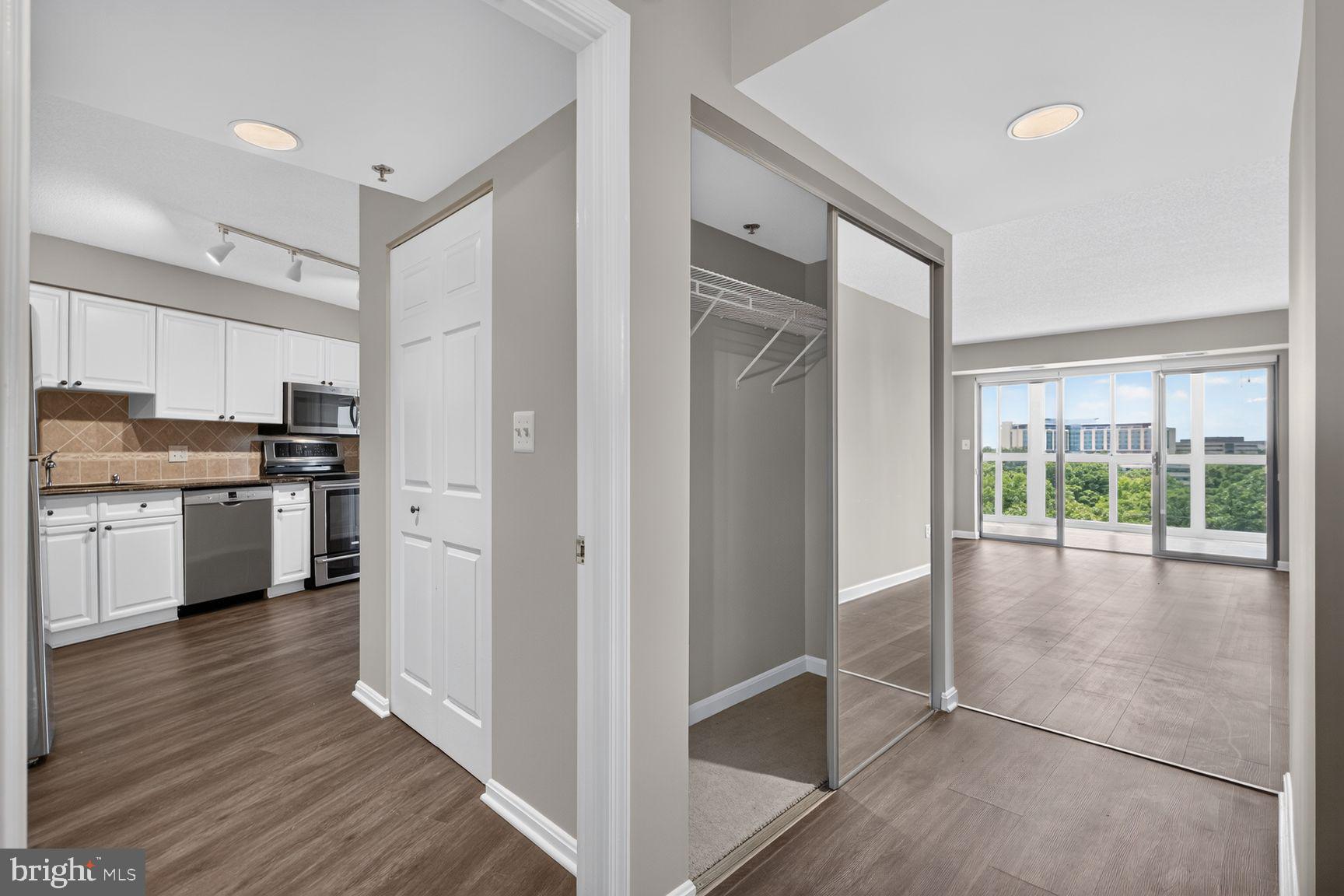 19385 Cypress Ridge Terrace, Unit 903 Leesburg, VA 20176 - Photo 3 of 37 Entry foyer with mirror door closet