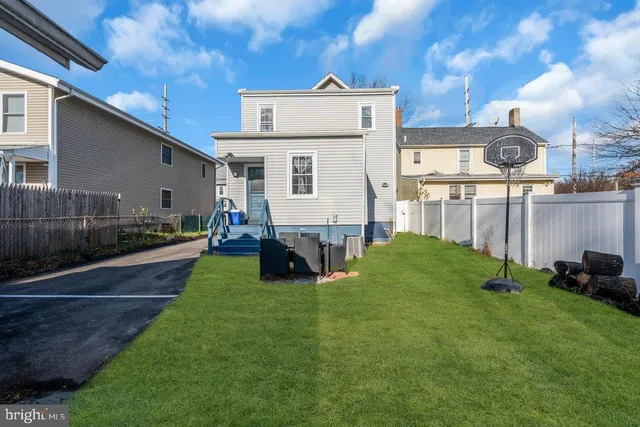a view of a back yard of the house
