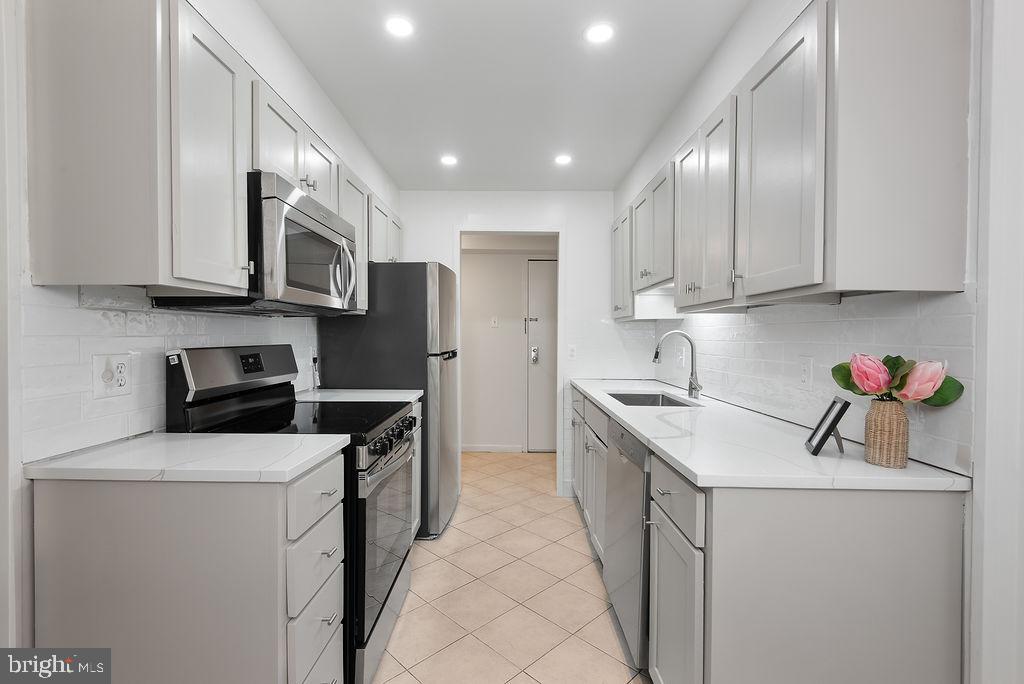 11600 Stoneview Square, Unit 60/2B Reston, VA 20191 - Photo 3 of 27 a kitchen with a sink stove and refrigerator