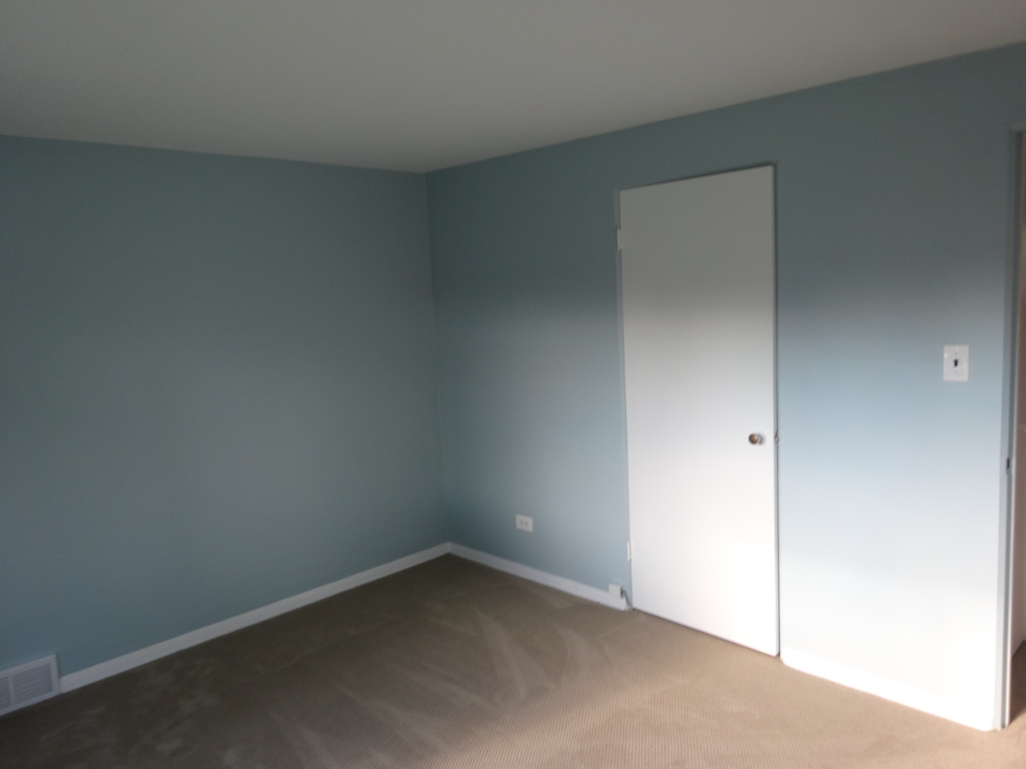 961 Spring Road Elmhurst, IL 60126 - Photo 17 of 24 a room that has a window