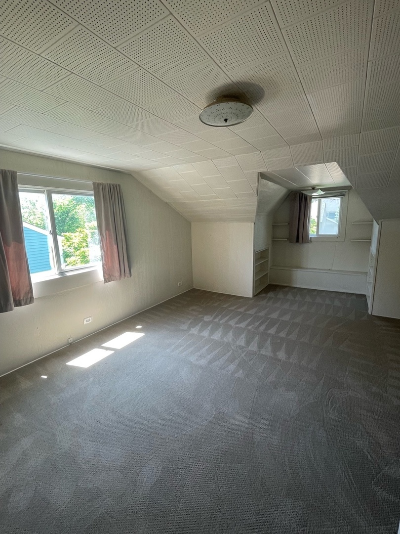 961 Spring Road Elmhurst, IL 60126 - Photo 21 of 24 an empty room with windows