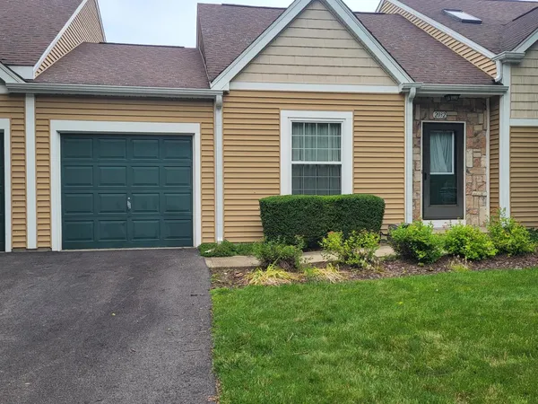 $240,000 | 2032 Teton Parkway, Unit 2032, Algonquin, IL 60102