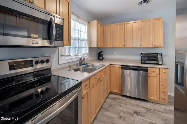 $299,900 | 6 Silver Berry Place, Albany, NY 12211