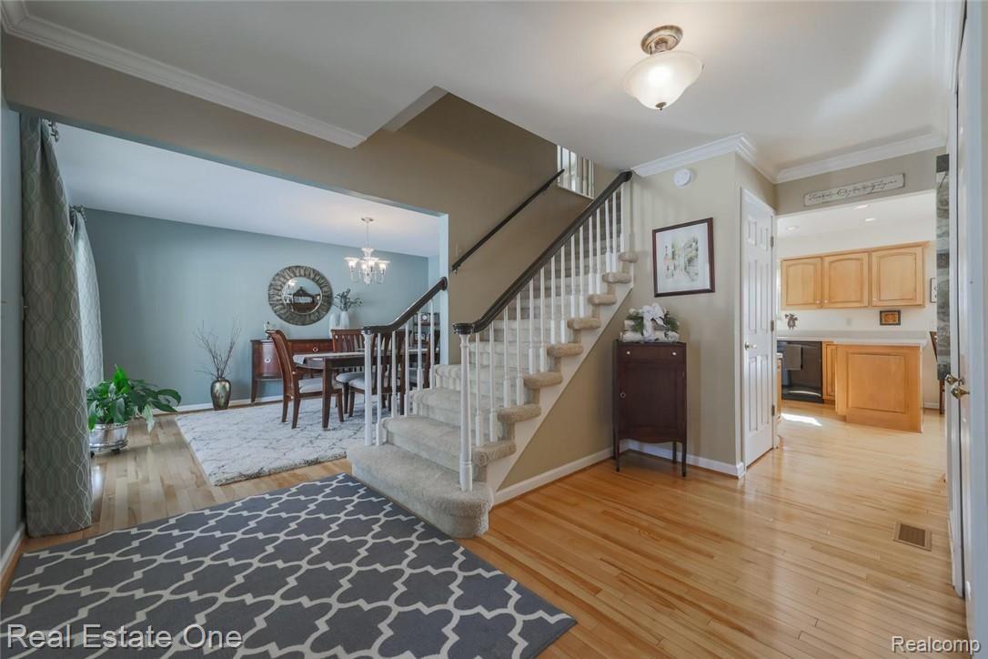 698 Abbey Court Rochester, MI 48307 - Photo 5 of 54 5-Abbey.jpg