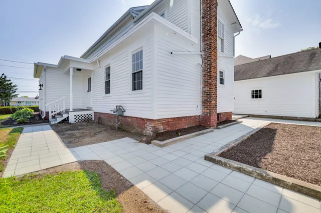a view of a yard of the house