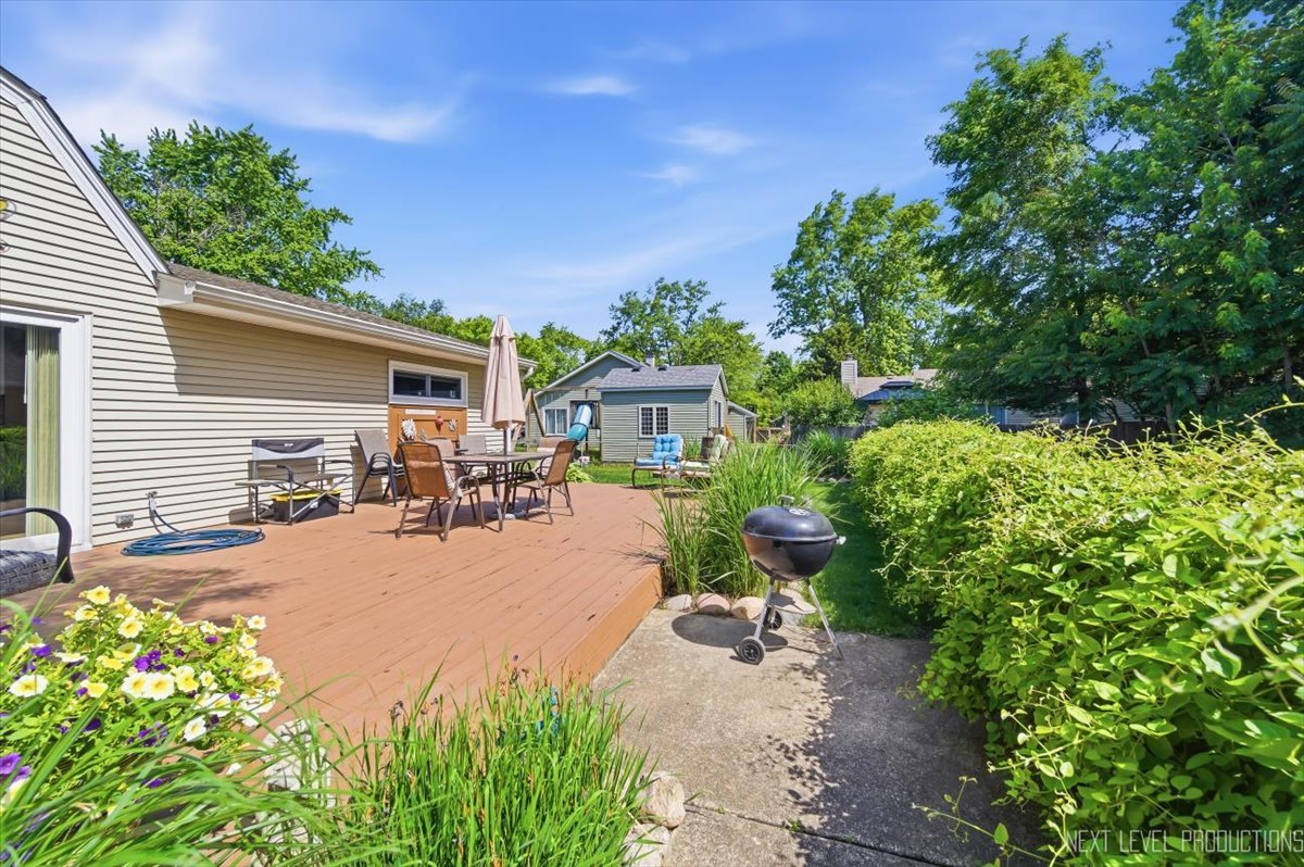 10 Shermead Road Montgomery, IL 60538 - Photo 29 of 30 a view of a patio with table and chairs potted plants and a large tree