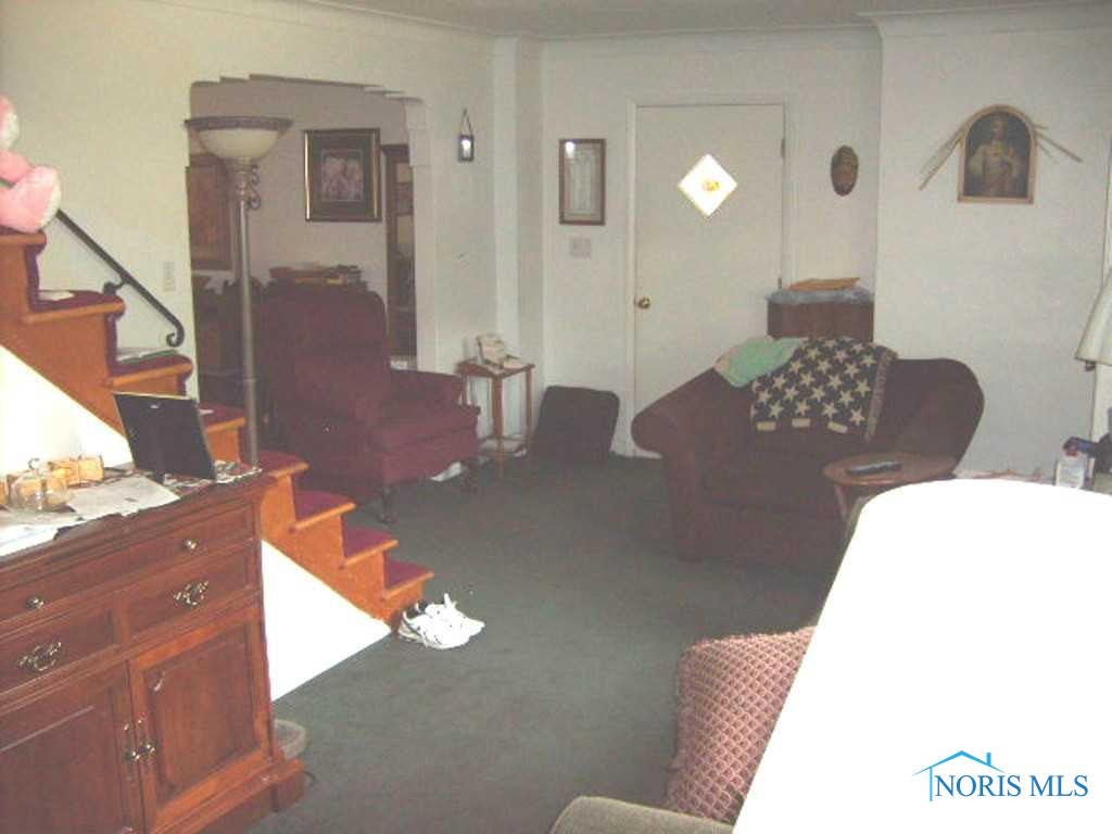 2316 West Alexis Road Toledo, OH 43613 - Photo 4 of 20 Living Room.
