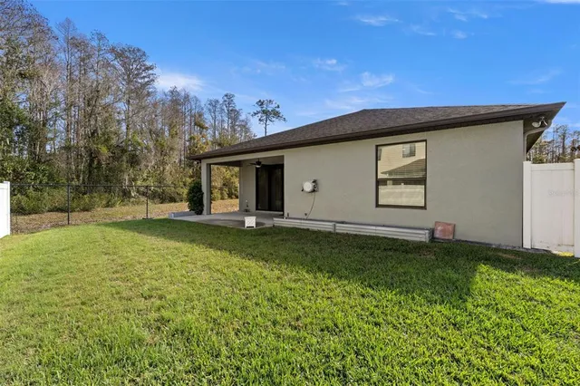 a view of a house with backyard and garden