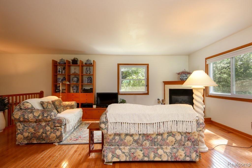 11357 Mcgregor Road Pinckney, MI 48169 - Photo 11 of 56 10 11357 McGregor GREAT ROOM (48 of 56) (Custom).jpg
