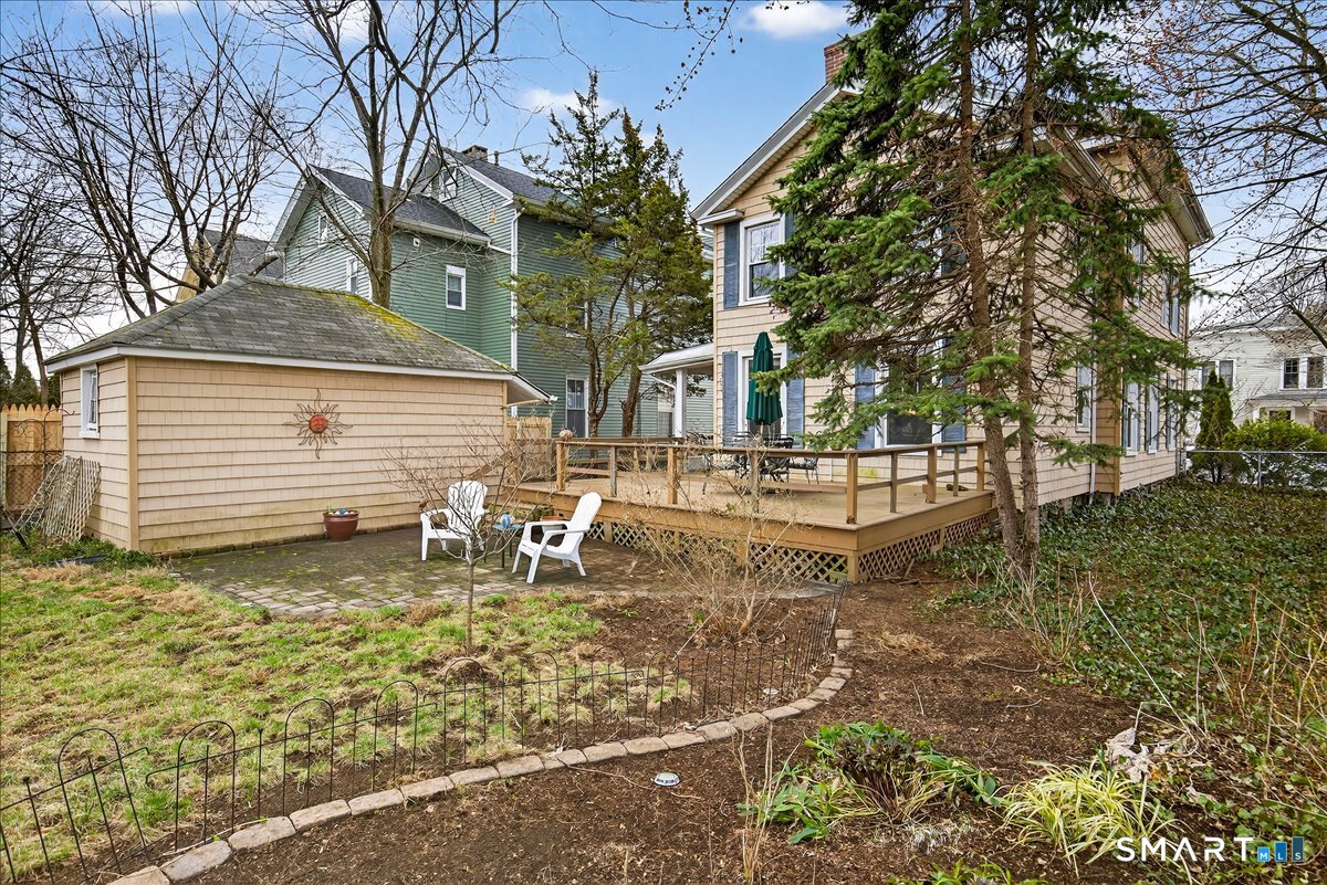 95 Clark Street New Haven, CT 06511 - Photo 36 of 39 a backyard of a house with table and chairs
