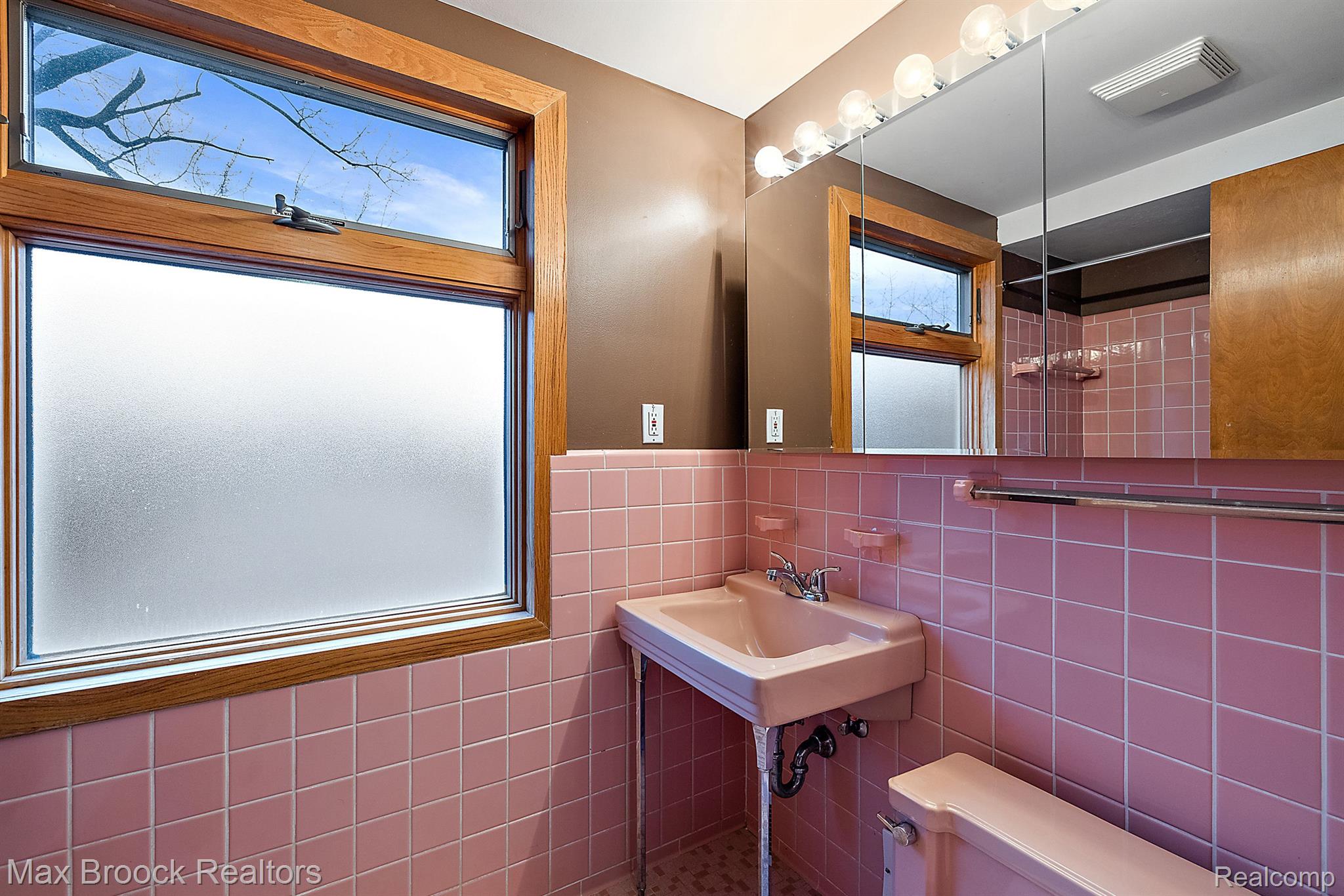 810 Chestnut Street Birmingham, MI 48009 - Photo 16 of 22 Full Bath Second Floor