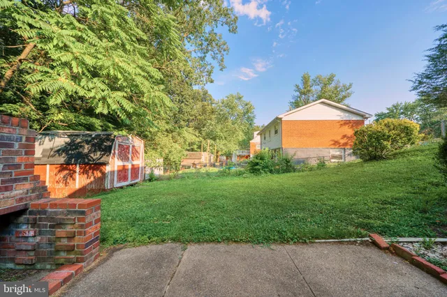 a view of a backyard