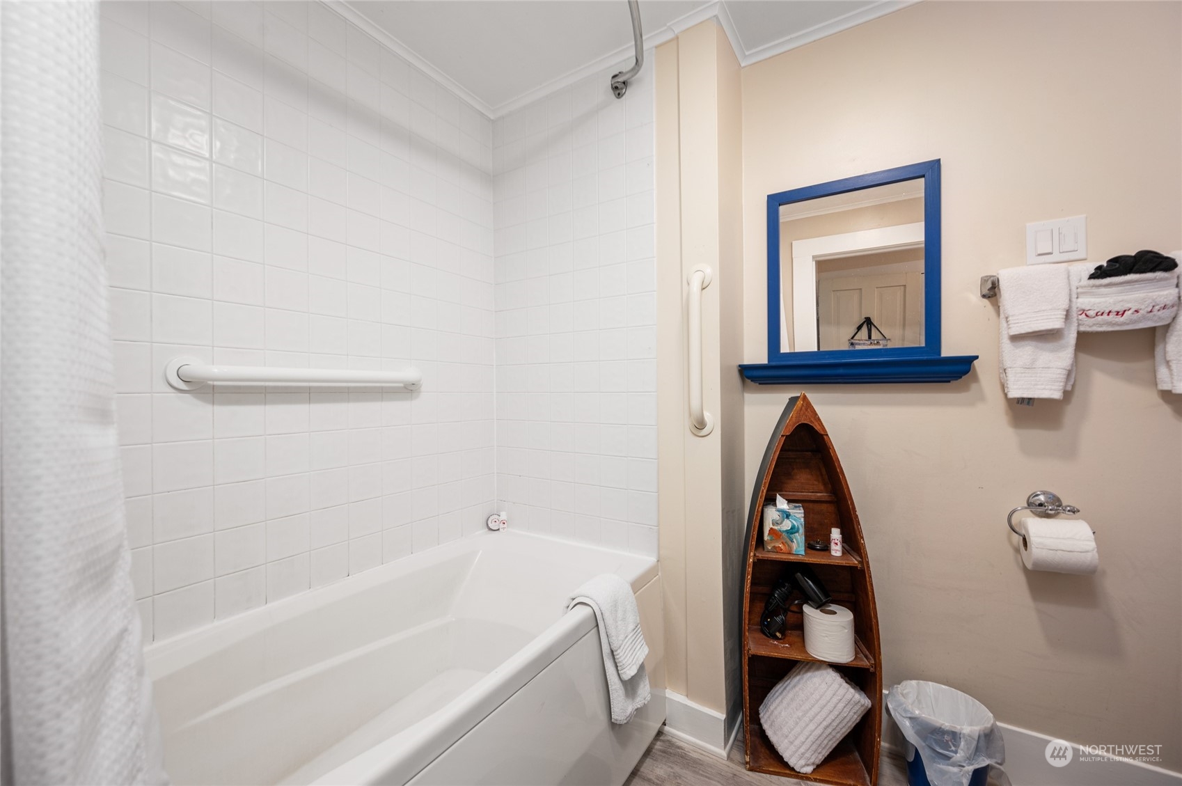 503 South 3rd Street La Conner, WA 98257 - Photo 16 of 39 a bathroom with a toilet and a bathtub