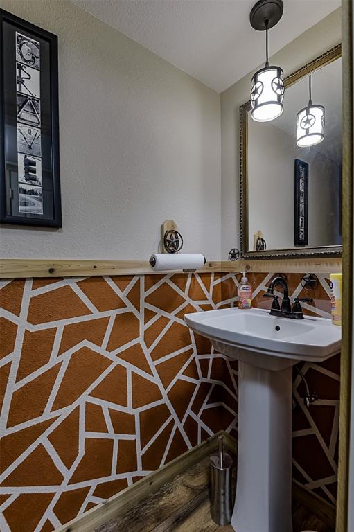 2683 Bells Chapel Road Palmer, TX 75152 - Photo 11 of 30 a bathroom with a sink a mirror and a lamp