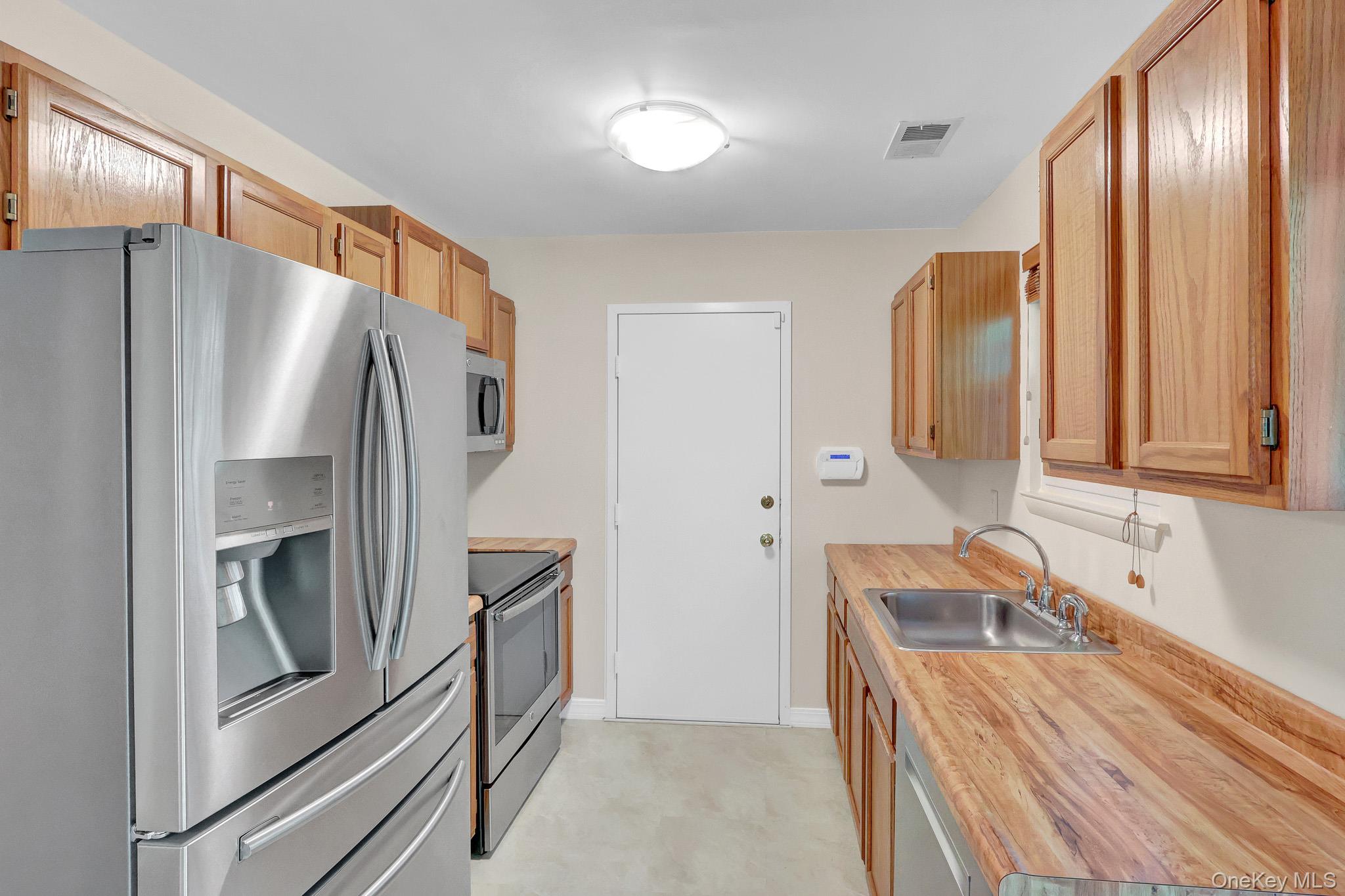 32 Huntington Commons Yaphank, NY 11980 - Photo 10 of 21 Gallery Image 10