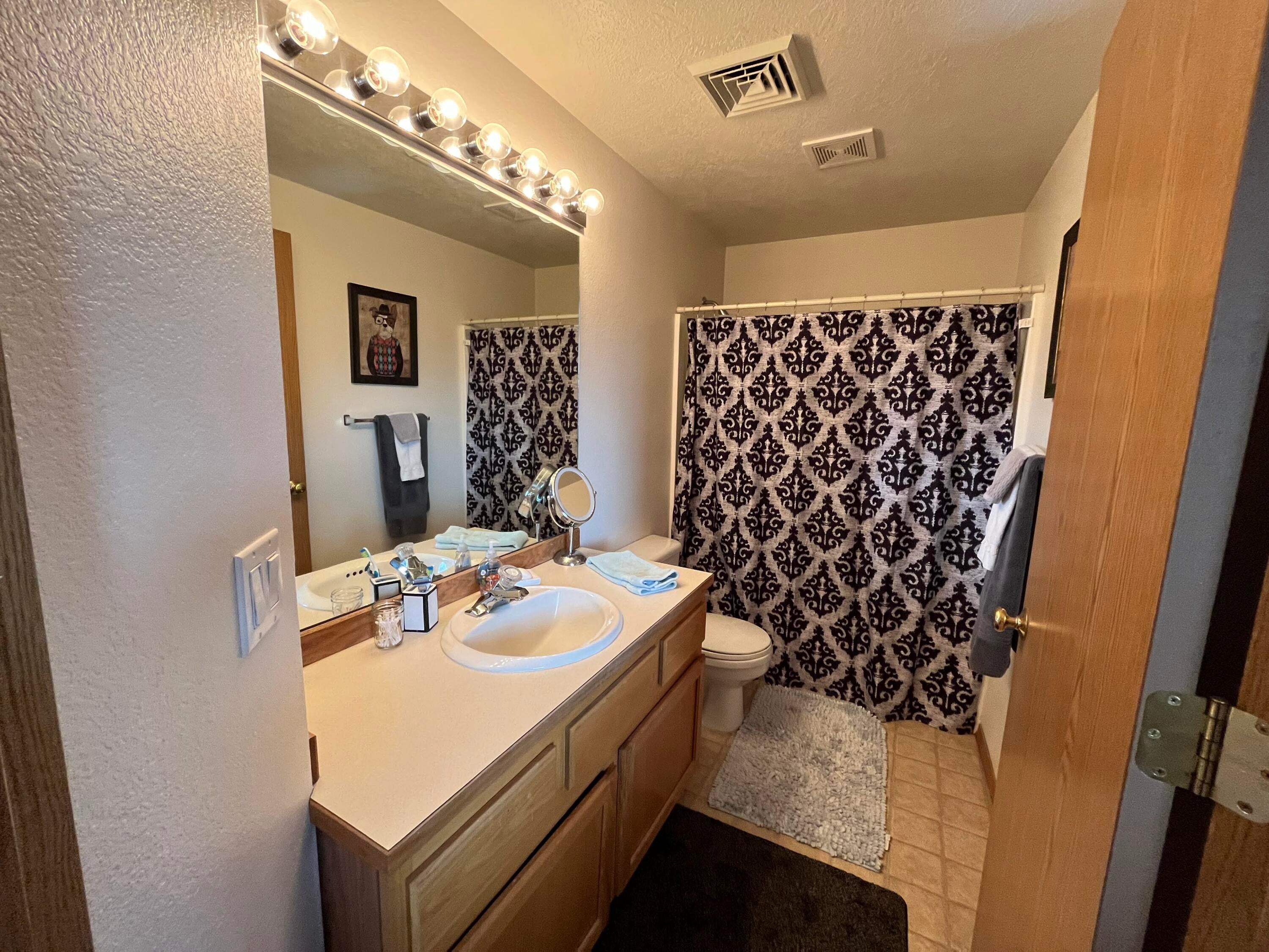 1440 Southwest 16th Street Redmond, OR 97756 - Photo 23 of 30 Full second level bathroom.