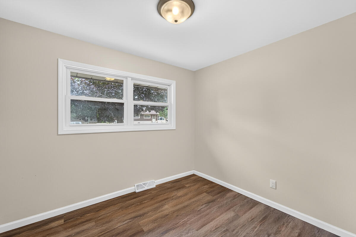 2702 Loraine Avenue Racine, WI 53404 - Photo 10 of 18 DSC06366