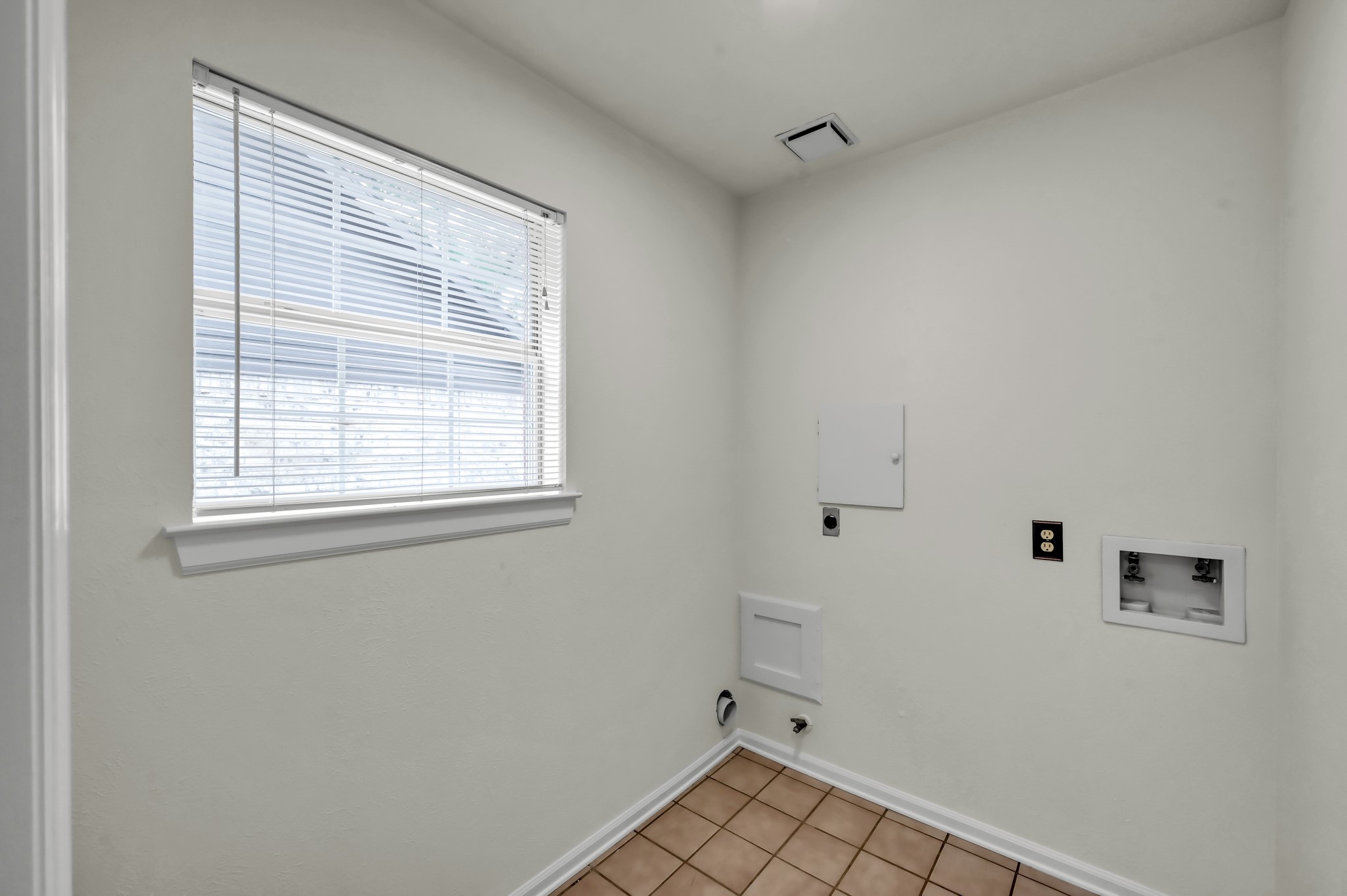 114 Regency Way Conroe, TX 77304 - Photo 39 of 48 Downstairs laundry room