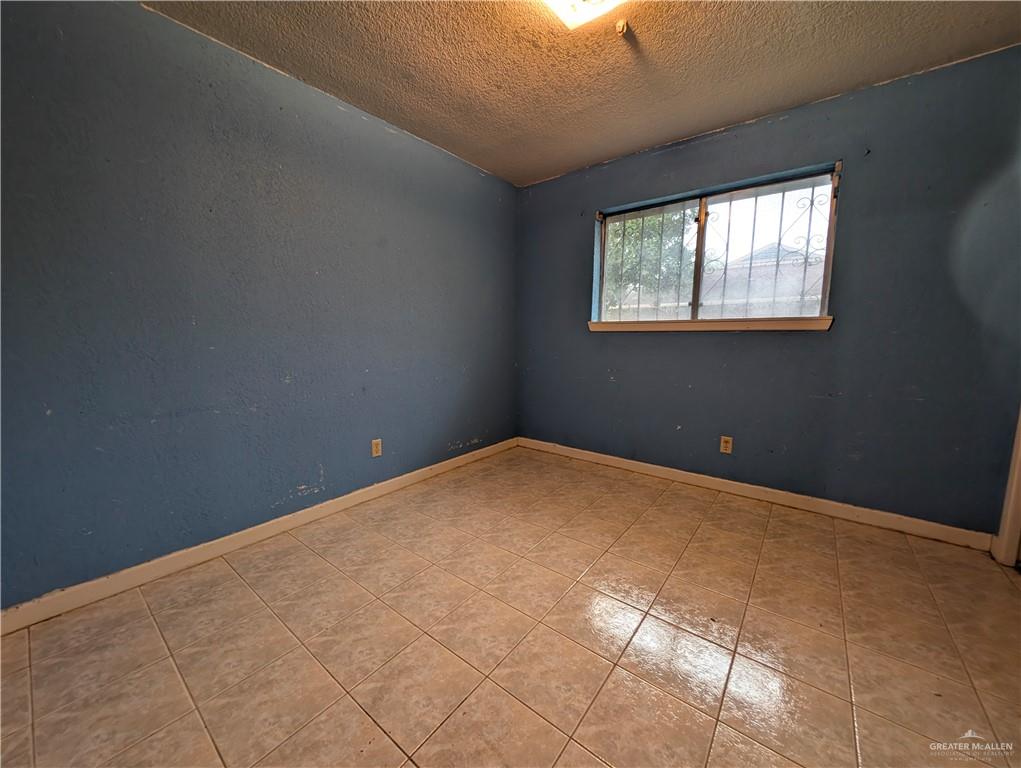 2012 Spring Glenn Avenue Mission, TX 78572 - Photo 13 of 20 a view of a big room with windows