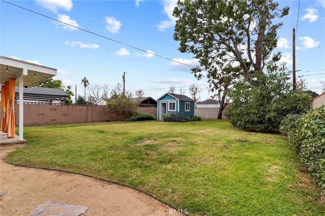 a view of a house with a backyard