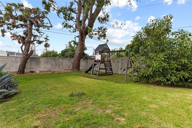 a view of a backyard