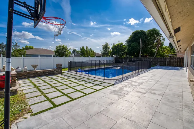 a view of an outdoor space