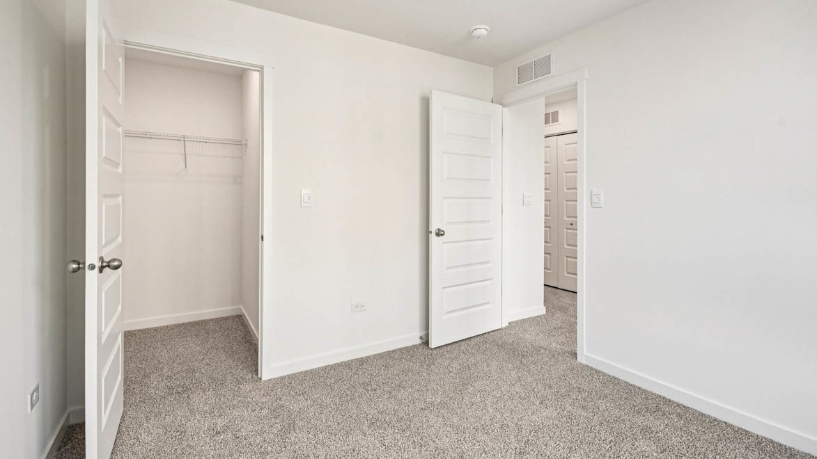 392 Summit Circle Lombard, IL 60148 - Photo 53 of 61 an empty room with closet