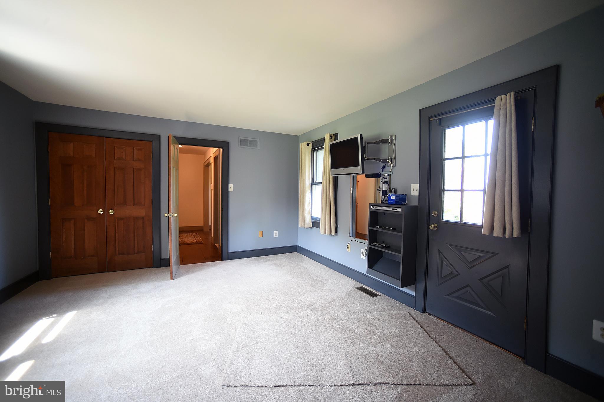 304 Georgetown Road Columbus, NJ 08022 - Photo 34 of 35 Office that leads to Garage