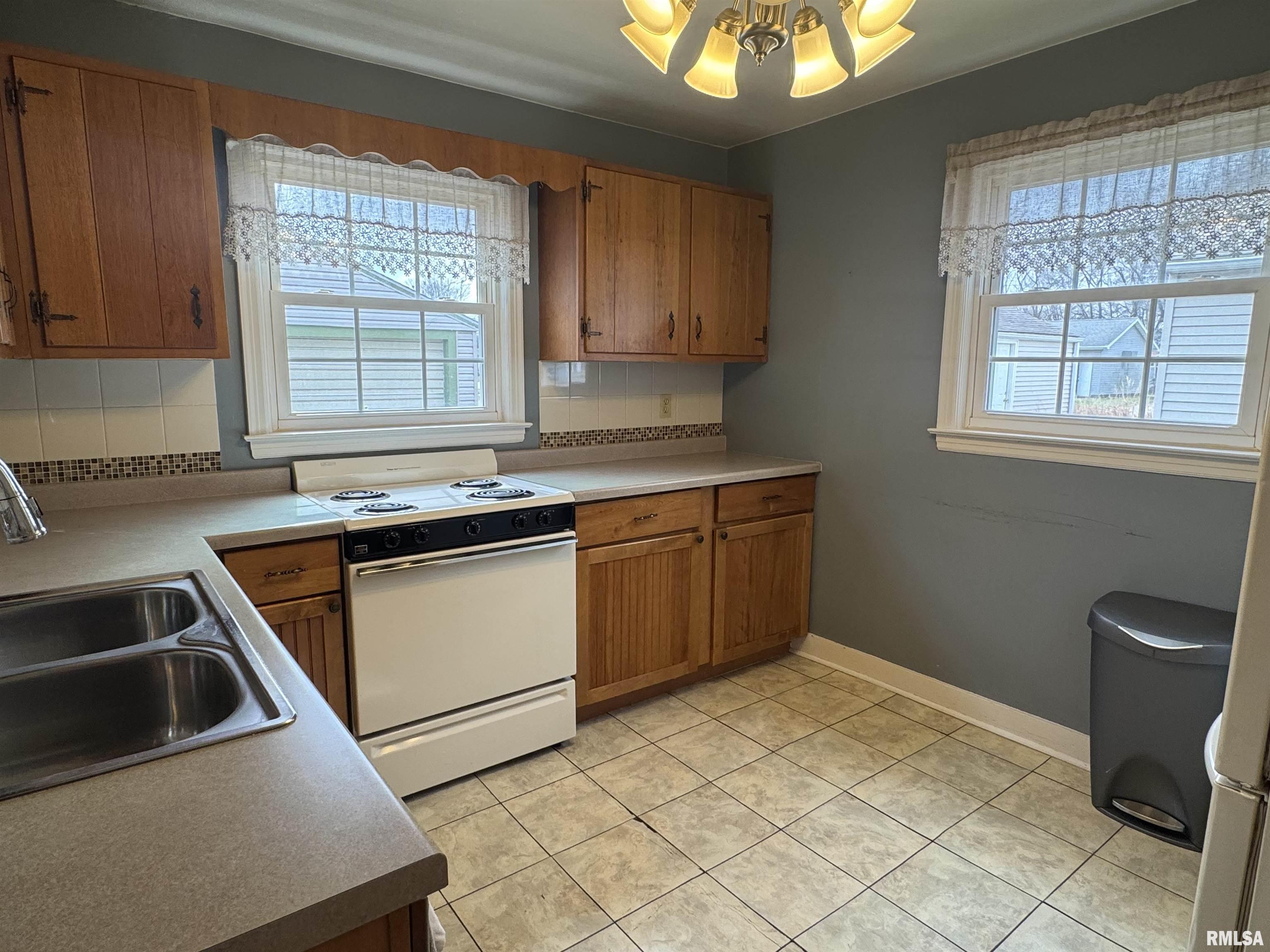 874 Frank Street Galesburg, IL 61401 - Photo 13 of 21
