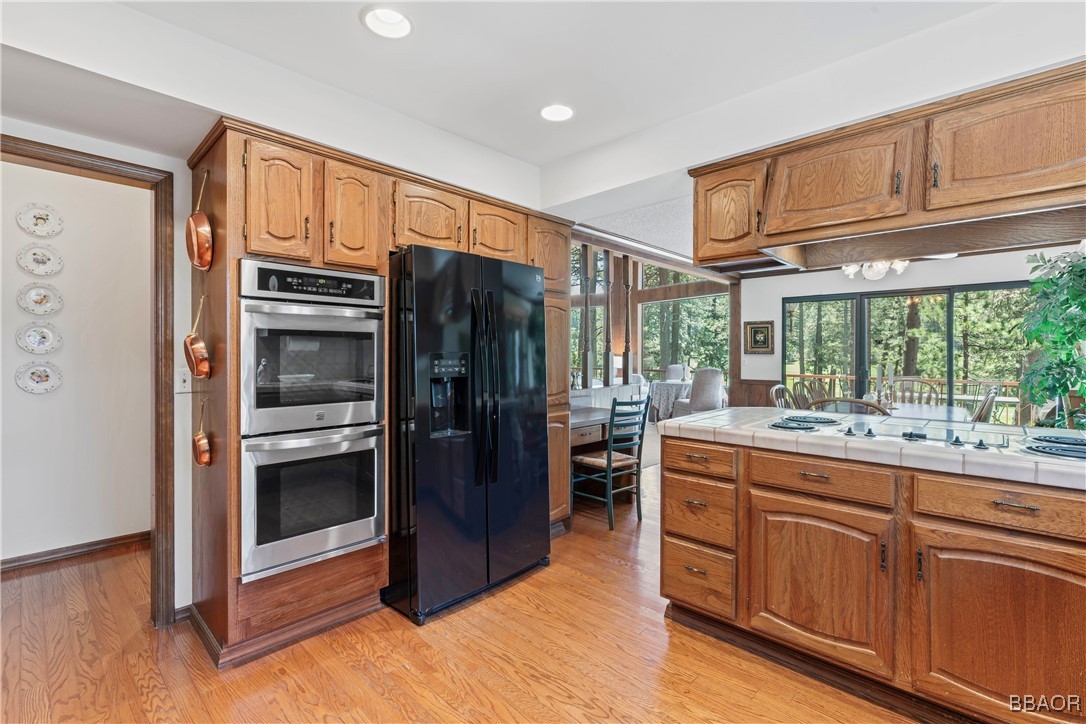 524 Golf Course Road Lake Arrowhead, CA 92352 - Photo 17 of 50 a kitchen with stainless steel appliances granite countertop a refrigerator and cabinets