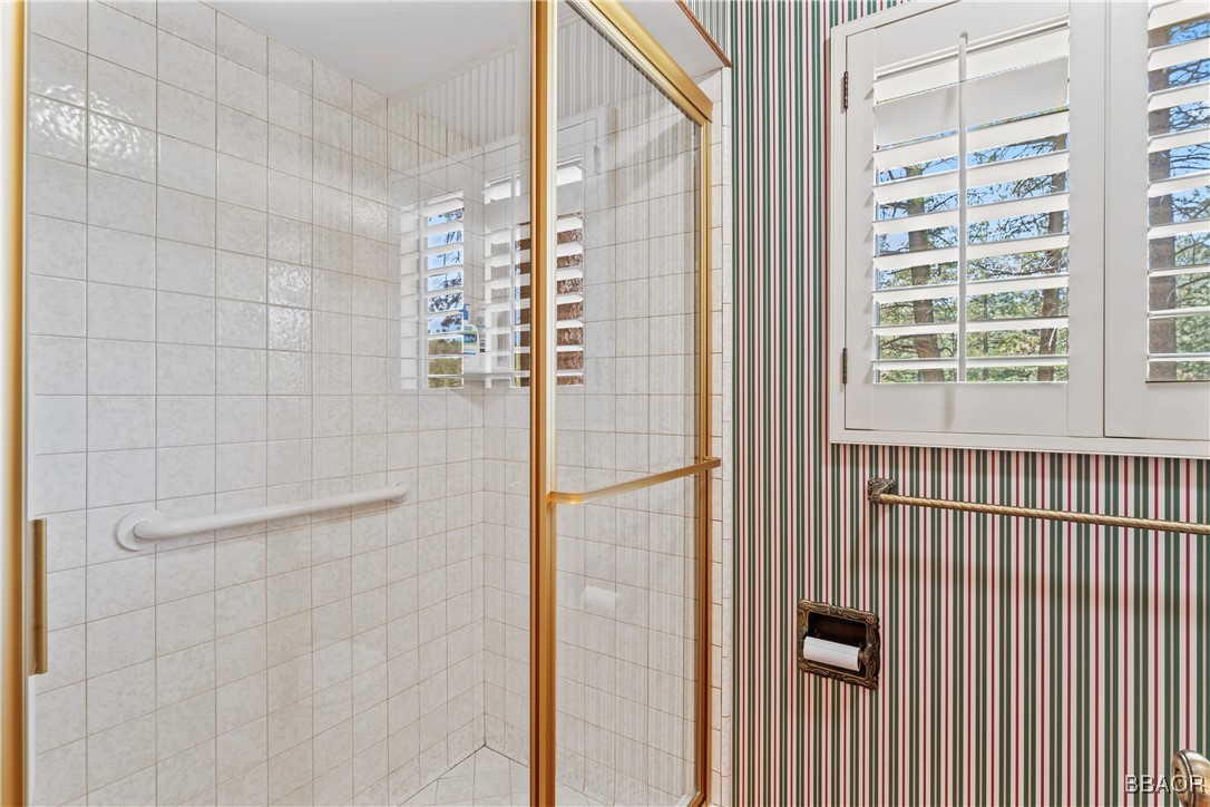 524 Golf Course Road Lake Arrowhead, CA 92352 - Photo 28 of 50 a bathroom with a shower