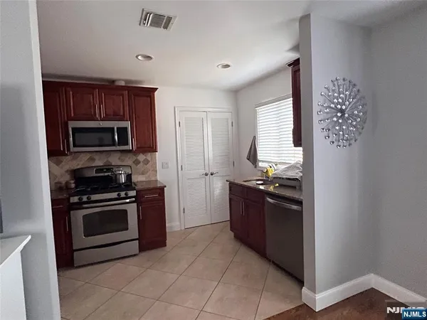 $3,300 | 114 Grove Avenue, Unit 2 SECOND, Maywood, NJ 07607