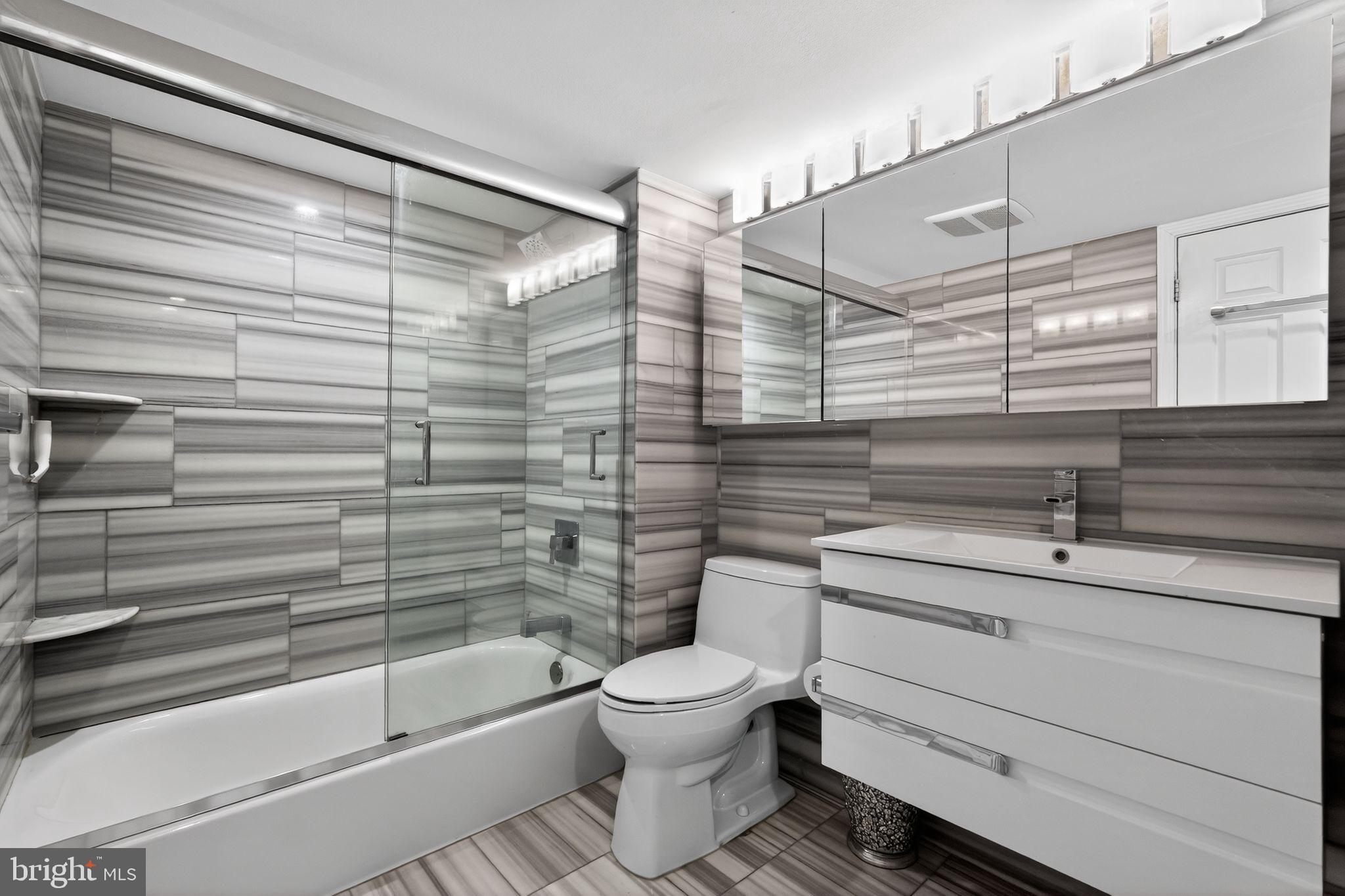 1420 Locust Street, Unit 31I Philadelphia, PA 19102 - Photo 12 of 25 a bathroom with a toilet a sink and bathtub