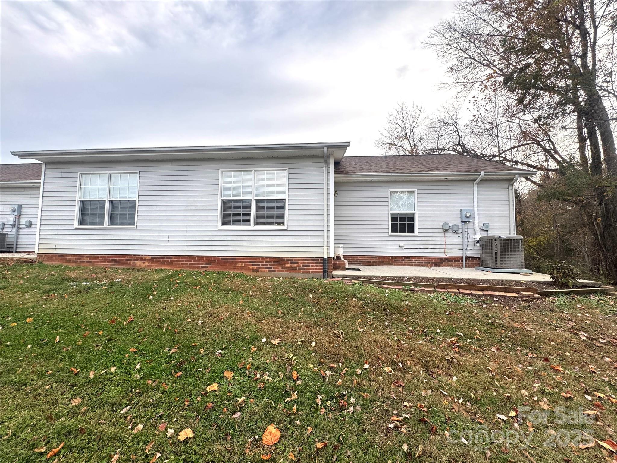 117 24th Street Northwest Hickory, NC 28601 - Photo 3 of 22 a house view with a outdoor space