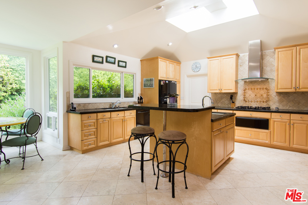 527 Homewood Road Los Angeles, CA 90049 - Photo 14 of 39 Gallery Image 14