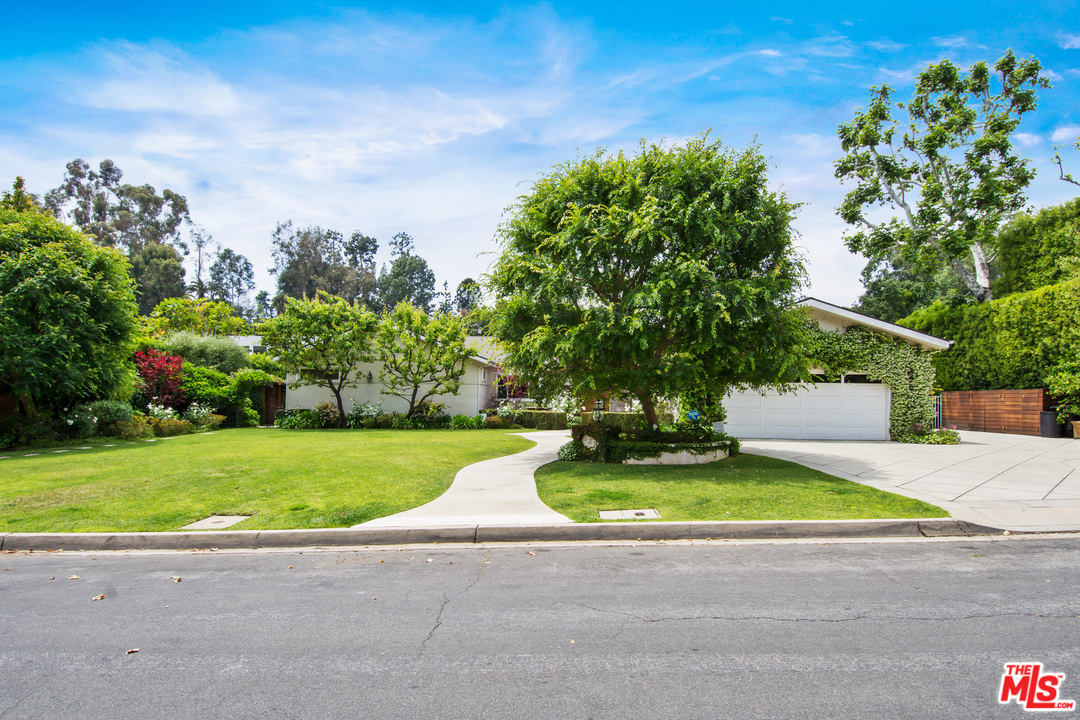 527 Homewood Road Los Angeles, CA 90049 - Photo 5 of 39 Gallery Image 5